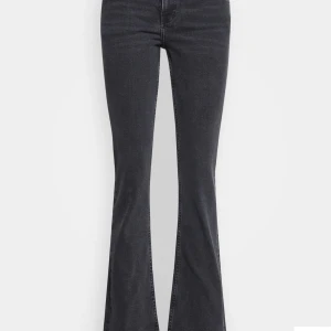 Jeans monki - Jättefina mörkgrå jeans från monki helt i nyskick! Storlek 26 som passar typ 34,36