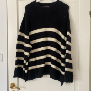 Stickad tröja från Gina  - En svart vit randig tröja från Gina, som är väldigt mysig och skön inför hösten! Den är i en storlek XL, men sitter snyggt och oversized på mig som är en storlek s-m🥰
