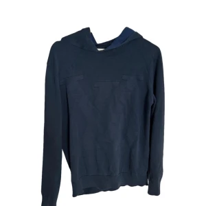 Louis Vuitton hoodie - Super cool och unik hoodie från Louis Vuitton som har varit en stor favorit i garderoben. Tyvärr har jag inte box eller kvitto då jag fick den av min bästa kompis men den är autetntitets checkad! LV märket är på hoodien som man kan se på bilden. 