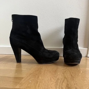 Marni boots - Snygga boots i mocka från Marni. Kan behöva piffas upp lite (har ej behandlat dem). Klackhöjd 9 cm från häl. Tillverkade i Italien, kalvskinn invändigt