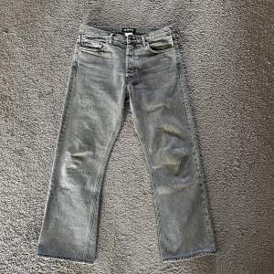 Gråa jeans från HOPE i modellen RUSH som söker ny ägare då de inte kommer till användning. Bra skick, lite slitna i bak på ena benet (se bild 3). Kond: 8/10. Fits TTS. Tveka inte att höra av dig vid frågor eller fler bilder😄🤝