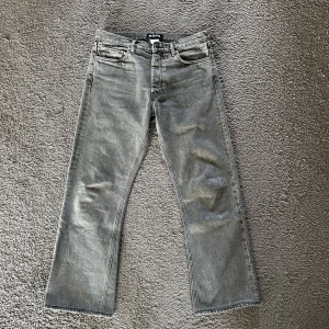 HOPE RUSH Jeans - Gråa jeans från HOPE i modellen RUSH som söker ny ägare då de inte kommer till användning. Bra skick, lite slitna i bak på ena benet (se bild 3). Kond: 8/10. Fits TTS. Tveka inte att höra av dig vid frågor eller fler bilder😄🤝