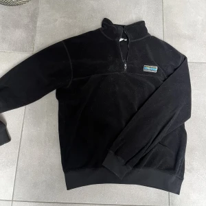 Half Zip sweater fleece - Säljer denna tröja för att jag inte använder. Den är lite nopprig men jag har ingen sån maskin att ta bort med (det går dock att ta bort med handen). Den är i fleece material och är jätteskön till hösten!🫶🏻