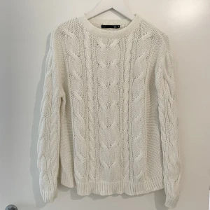 Kabelstickad tröja, Lager157 (Strl. S) - Vit, kabelstickad tröja från lager157. Storlek Small. I väldigt gott skick