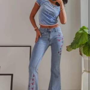 Säljer dessa superfina midwaist jeans från asos med ta fjärilar som detaljer. Aldrig använda, prislapp kvar 🦋🦋