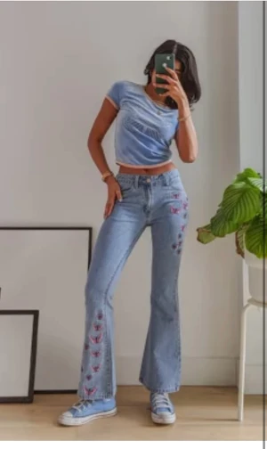 Trendiga jeans - Säljer dessa superfina midwaist jeans från asos med ta fjärilar som detaljer. Aldrig använda, prislapp kvar 🦋🦋