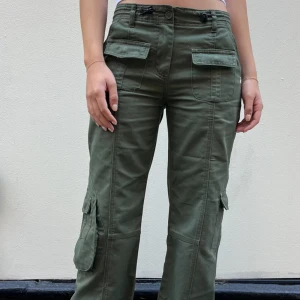 Cargo pants!! - Svincoola cargo pants från brandy melville. (Obs första bilden är lånad från deras hemsida) andra bilden är min egen. I nysskick utöver att det svarta bandet är borttaget. 