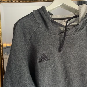 Stor adidas tröja  - Strl XL mycket skön att ha som oversized❤️