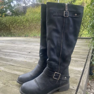 Duffy boots  - Säljer dessa super fina Duffy boots i storlek 38!  Super sköna och varma, perfekta nu till vintern❄️ InKöpta för 999kr , men säljs billigt då dem ej används och dem är i bra skick.