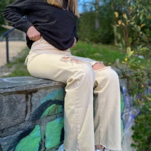 Pull&bear jeans - Hej! Säljer nu mina beiga jeans med slitningar från pull&bear. Använda fåtal gånger. Storlek 38, midwaist.