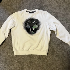 Alessandro Zavetti Tröja - Skön vit tröja, köpt från Zara, lite tjockare material, väldigt skön nu till hösten/vintern. Säljer den nu då den blivit liten för mig.