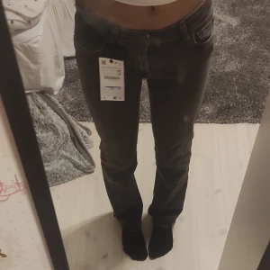 low waist Zara jeans - snygga mörk gråa lågmidjade bootcut jeans jag nyss köpt från Zara men känner mig ej bekväm med så säljer vidare, pris lappen kvar så ej använda. Passar någon som är 155/160. Säljs ej under 200, köp direkt för 275, butikspris är 429. Fråga om de e nåt!