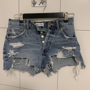 Zara jeansshorts - Jätte fina men super slitna och korta (därav priset) jeansshorts från zara ❤️
