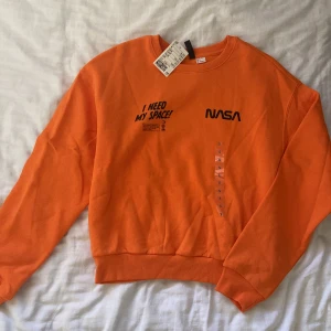 Orange tjocktröja - Aldrig använd lappen kvar, nytt skick