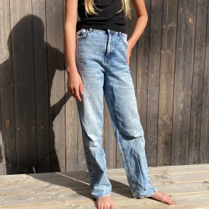 Jeans stl 146 - Välanvända jeans från Lindex i stl 146. Slitage under bakfickorna. 