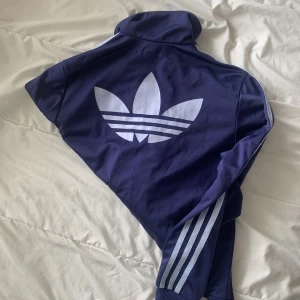adidas kofta - den är i bra skick och använd varsamt och utan defekter. säljer då den inte riktigt är i min stil längre. köp kan ske både genom swish och genom köp nu knappen men det blir lättast genom köp nu