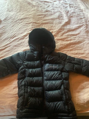 Peak Performace dun jacka  - Jätte bra skick. Använt en vinter. Strorlek 160. Hör av dig om du har nån fråga.