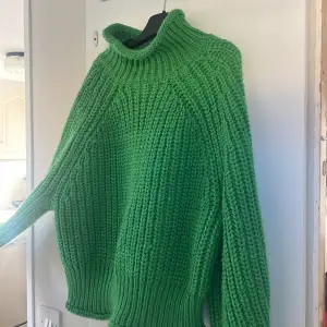 En jättefin grön stickad tröja aldrig andvänd bara testat den ❤️ säljer då den it passar så bra på mig, köparen står för frakten ❤️❤️