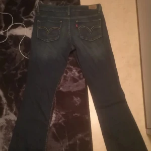 Levi's Jeans - Snygga levis jeans i modellen "superlow 518" som inge säljs längre. Tyvärr är dom för små nu så måste sälja. Hitta inte storlek men midje mått är 39cm och inrebenet 79cm. 