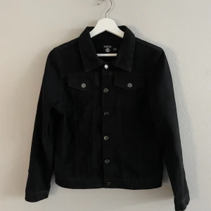 Jeansjacka  - Superfin svart jeansjacka från boohoo!!