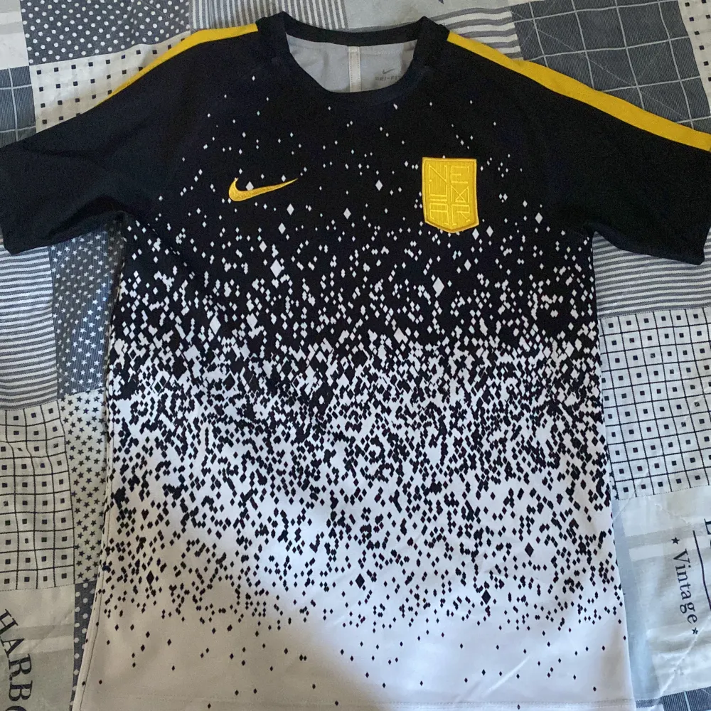 Tränings t shirt neymar i nyskick storlek 158. T-shirts.