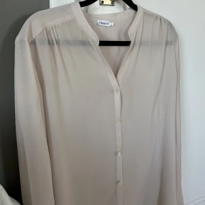 Filippa K blus - Superfin Filippa K blus!❤️Nypris: 1400kr. Storlek M men passar mindre också större. I fint skick!
