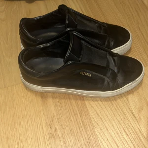 Arigatos skor  - Säljer dessa arigatos skor som var köpta förra sommaren, nypris 2550kr,  de är i en väldigt god skick, kommer inte mer till användning. De kommer med en box och en växa till de!! Skriv privat för fler bilder! SKRIV ENDAST OM DU SKA KÖPA!!!