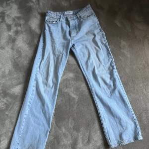 Ett par riktigt najs ljusblå jeans från just junkies i prima skick. Strlk 28/32. Nypris 900 :- Mitt pris 400 :- Skriv vid intresse!