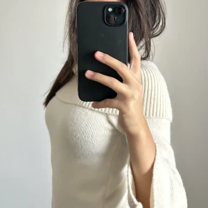 Tröja - En fin vit tröja som it kommer till användning från shein storlek M men känns mer som XS o S. Men jätte skönt material o mjukt