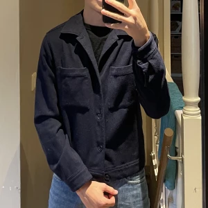 Riley overshirt  - Hej, säljer min overshirt från Riley. Perfekt till hösten! Inga skador eller defekter på jackan. 