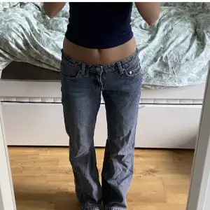 Ett par blåa low waist jeans från weekday som är slutsålda. Jag köpte här på plick i jättebra skick men säljer pga att de inte passade mig tyvärr. Köparen står för frakt💕(bilderna är lånade)