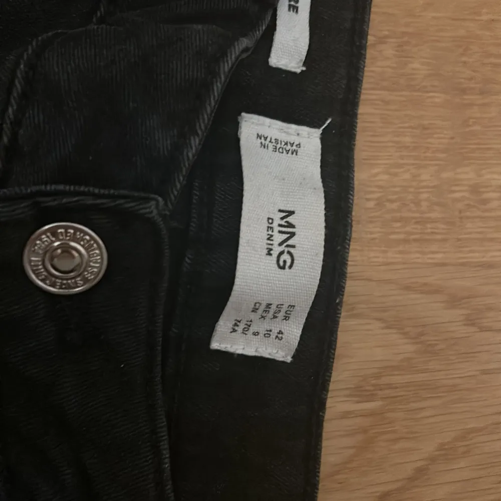 Svarta jeans i storlek 42 .Säljer när de är förstora  och blivit köpta utan att jag tittat på vilken stl jag köpt.. Jeans & Byxor.