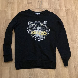Kenzo tröja  - Tröjan är i väldigt bra skick och har skön passform