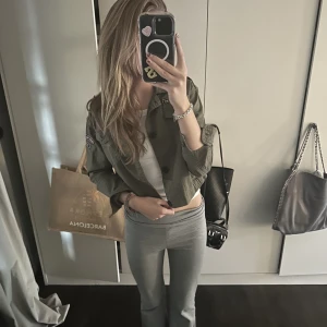 Zadig Volter jacka  - Använt få tal gånger, armarna på modellen ska vara kortare bara så att ni vet. Jackan är tunn men perfekt att ha till våren eller hösten 🍂💝Står inte för frakt 