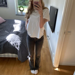 Midwaist jeans  - Säljer dessa sköna jeans från ginatricot! Det är deras full flare pants!  Nyskick! Nypris 400kr Jag är 175 för referens:)))
