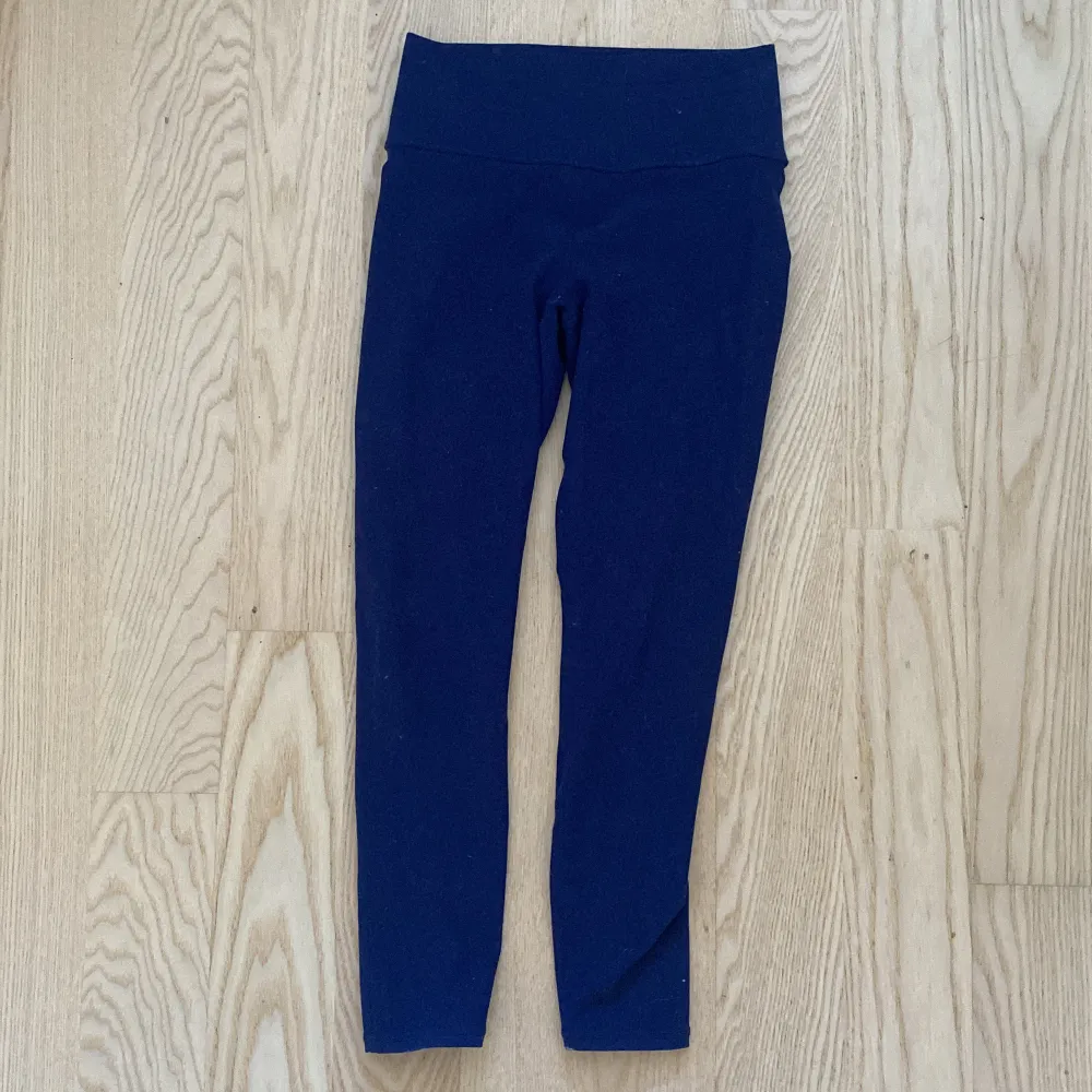 Träningstights från Fabletics i storlek M. Använd fåtal gånger därav nyskick. Säljer pga att de inte kommer till användning. Beninnesöm 71cm. Jeans & Byxor.