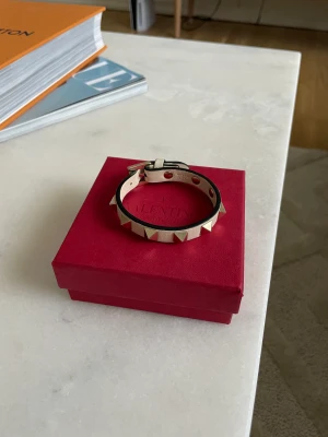 Valentino armband (äkta) - Valentino armband Mycket bra skick Låda finns med och bevis på att den är äkta finns. Nypris: 2945kr