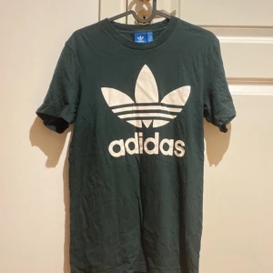 Adidas T-shirt  - Skogsgrön adidas T-shirt, köparen står för frakten. 