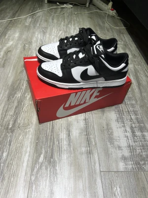 Panda dunks - Panda dunks. Använda en gång. De säljs för 1400-2100. Jag säljer de för 1250 i storlek 44. Hör av dig om du är intresserad 