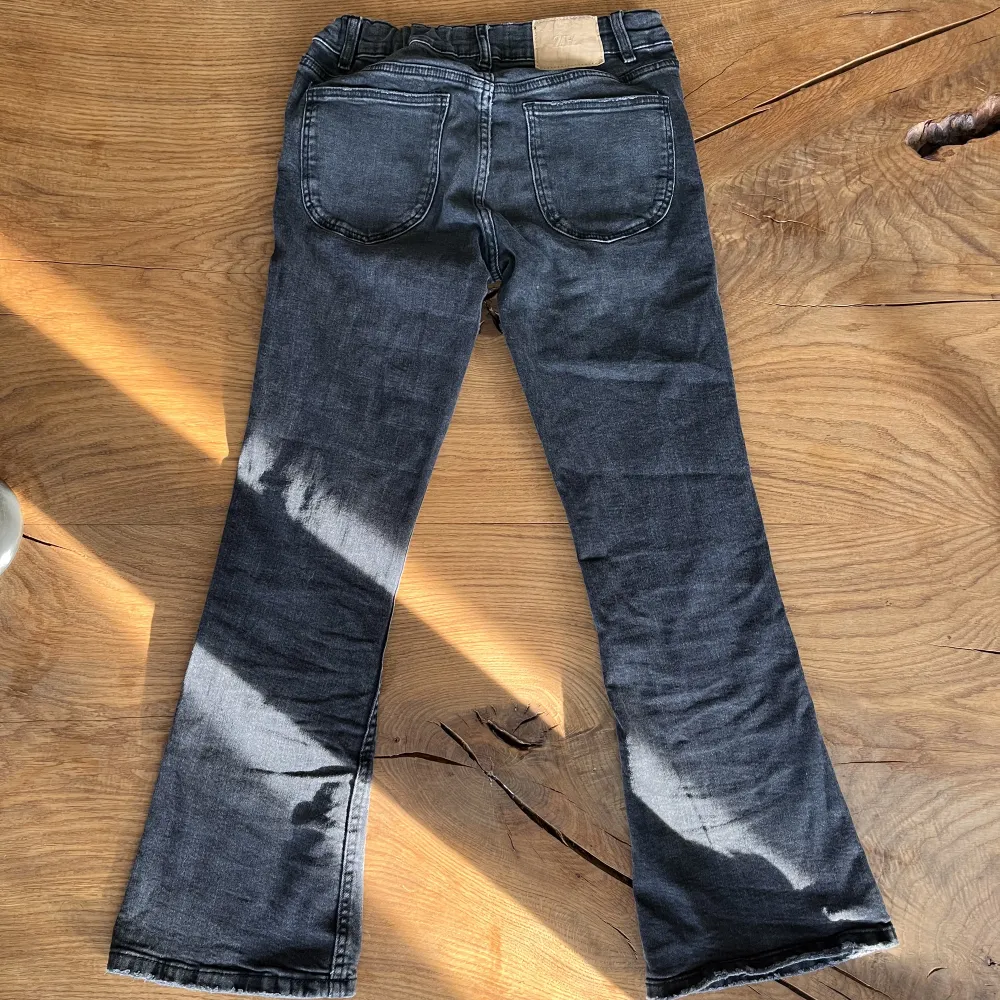 Ett para snygga sköna svarta jeans från Zara. I bra skick storlek 11-12 152 cm i längd. Jeans & Byxor.