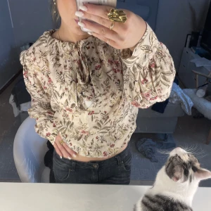 As snygg blus - Jättefin blus! Knappt använd då jag har massa andra! Jag står ej för frakten! 