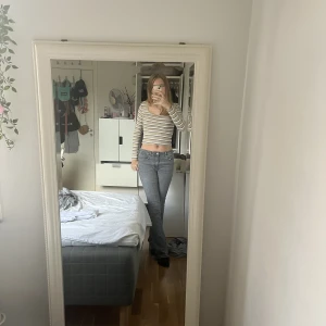 Långarmad tröja - Jätte fin tröja. Ribbad som ni ser på bild 3. Säljer pga den tyvärr aldrig kommer till användning. Tycker inte att färgen passar på mej
