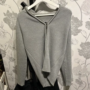 Stickad grå tröja  - Grå stickad tröja