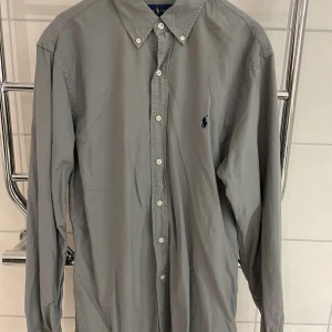 Skjorta Ralph Lauren grå slim fit large  - Grå skjorta från Ralph Lauren. Nyskick. Slim fit, Large. 