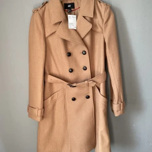 Kappa - Helt ny kappa från H&M, många fina detaljer!! Super till höst/vinter🤩färgen är som sista bilden!