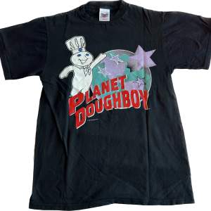 Vintage 90’s planet doughboy t-shirt köpt i USA. Passformen är högt i halsen och baggy.