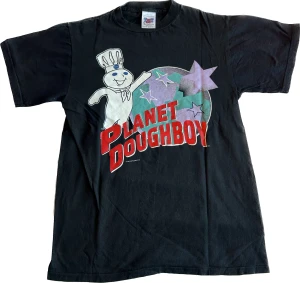 Planet doughboy - Vintage 90’s planet doughboy t-shirt köpt i USA. Passformen är högt i halsen och baggy.