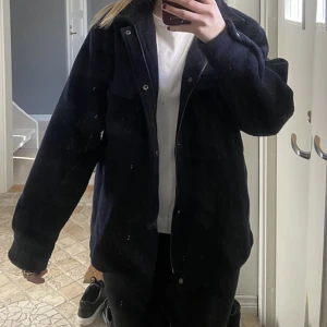Kappa zara  - Säljer denna snygga marinblåa kappa från zara då den tyvärr inte kommer till användning. Säljer för 500kr + frakt❤️
