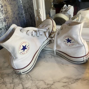 Converse  - Säljer mina converse som är nya dom är använda Max fem gånger💓