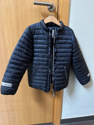 Polarn & Pyret jacka stl. 122 - Jättefin höst/vår jacka i storlek 122. Perfekt skick eftersom POP har så bra kvalitet. 